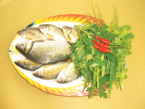 Ngọt mát canh ngải cứu cá diếc