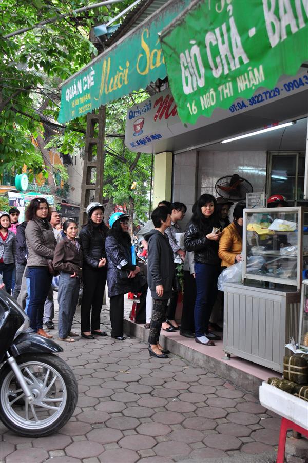 Người Hà Nội xếp hàng mua bánh trôi, bánh chay 