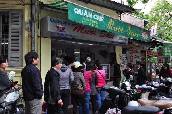 Người Hà Nội xếp hàng mua bánh trôi, bánh chay 