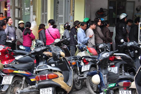 Vỉa hè đường Ngô Thì Nhậm chật cứng người và xe
