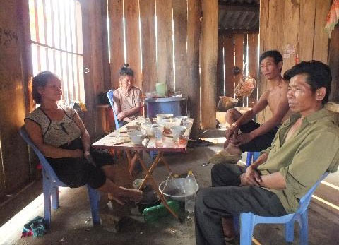Người dân uống rượu cả ngày. Ảnh: Nông nghiệp Việt Nam.