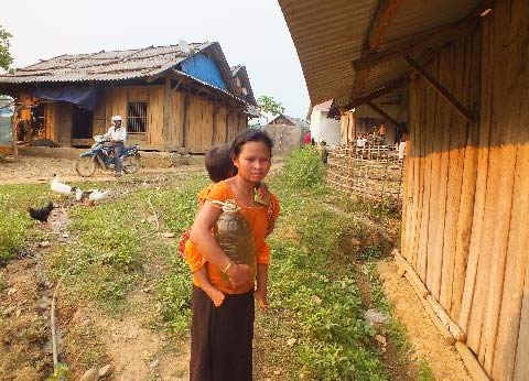 Cứ có tiền là người dân đi mua rượu. Ảnh: Nông nghiệp Việt Nam.