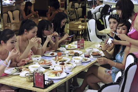 Còn khách hàng nữ thì còn tỏ ra khó chịu khi nhìn thấy những cô phục vụ bikini