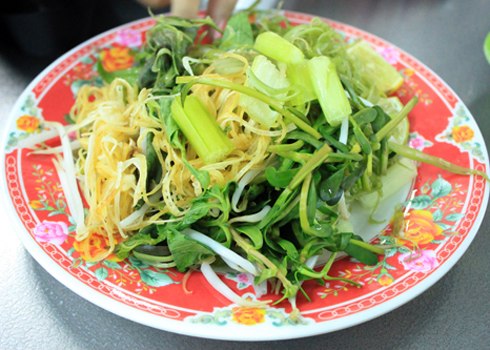 Các loại rau đặc trưng miền Tây được dùng để ăn kèm với bún. Ảnh: K.H.