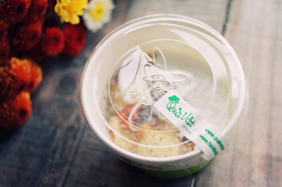 Đồ uống và chè được đóng gói vào cốc khi vận chuyển cho khách.