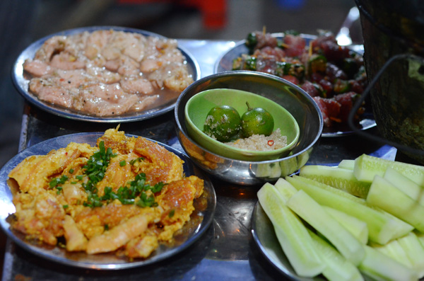 Nướng lụi thơm sực góc phố Lò Đúc