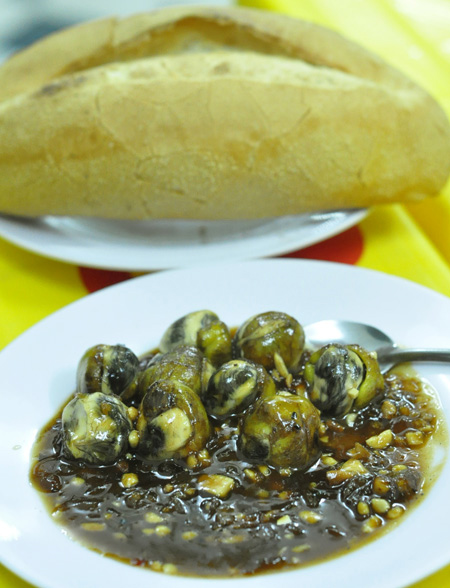 Cút lộn xào me.