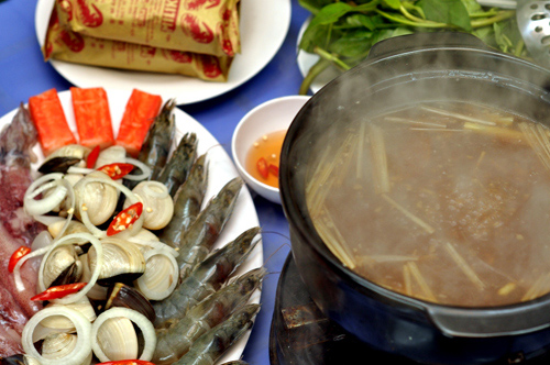 Lẩu hải sản me chua cay.