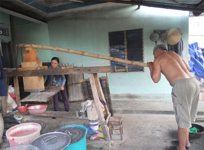 Công đoạn ép phở sắn ra vỉ tre trước khi đem đi phơi nắng.