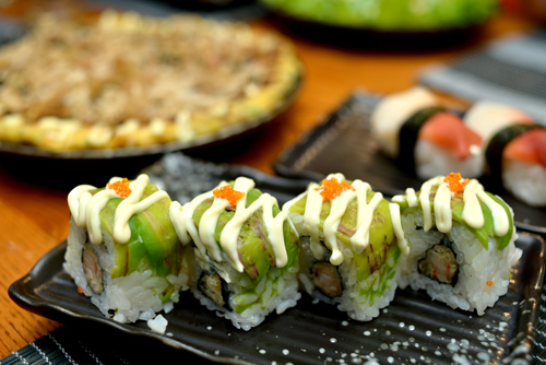 Các loại sushi có giá 35.000 - 45.000 đồng/đĩa