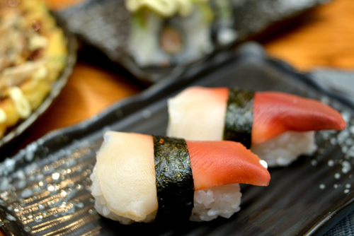 Các loại sushi có giá 35.000 - 45.000 đồng/đĩa