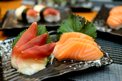 Sashimi có giá từ 35.000 - 45.000 đồng/ đĩa có từ 2-4 miếng.