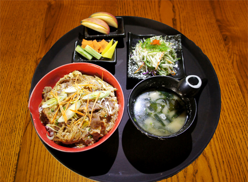 Cơm bò sốt Teri.