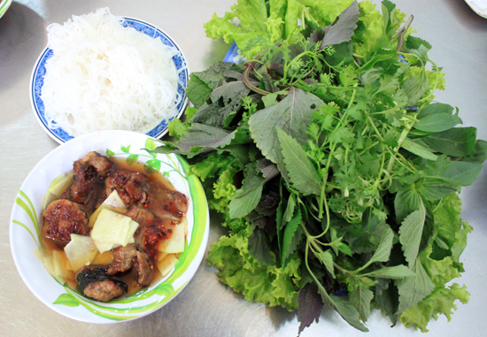 Thực khách của quán là những người dân và giới văn phòng trong khu vực. Đặc biệt, quán là địa chỉ quen thuộc của các phi hành đoàn, các nữ tiếp viên hàng không xinh đẹp ghé ăn vào mỗi buổi trưa.