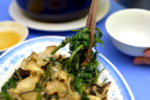 Ốc giác xào rau muống.