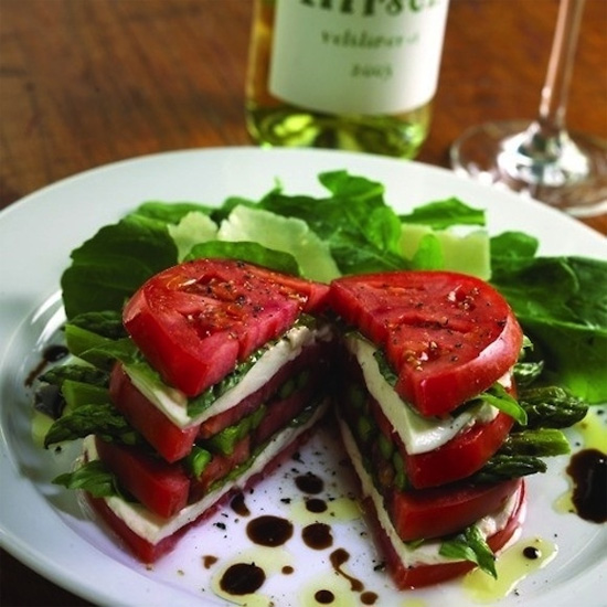 Sandwich salad gồm phomat, măng tây, húng quế và cà chua.