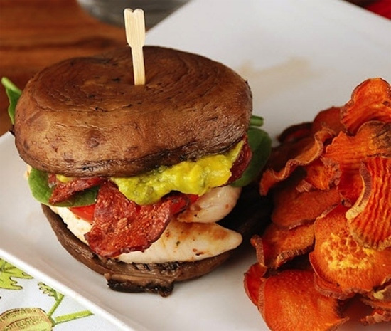 Sandwich nấm với thịt xông khói, thịt gà và nước xốt guacamole.