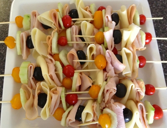 Không nhất thiết phải kẹp, sandwich cũng có thể xiên. Giăm bông, cà chua bi và dưa chuột đủ làm nên món ăn ngon miễn chê.