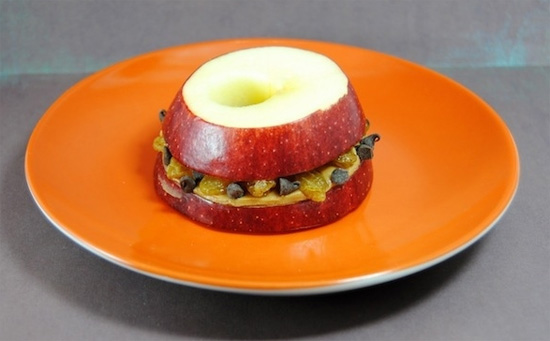 Sandwich táo kẹp bơ đậu phộng và chocolate.