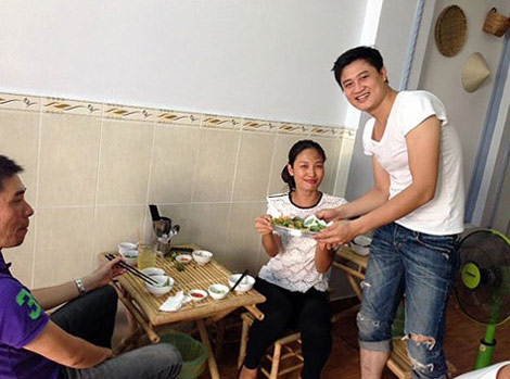 Xuân Thu tự tay bưng món ăn phục vụ khách.