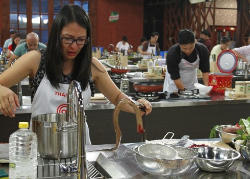 Nhà thiết kế Thái Hòa bật khóc trong suốt quá trình chế biến món ăn. Ảnh: A.N.