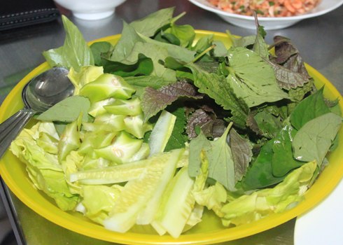 Rau sống ăn kèm phong phú với nhiều loại như: xà lách, dưa leo, khế chua, húng quế... Ảnh: K.H.