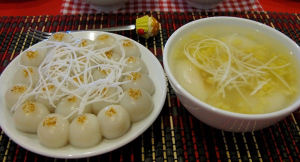 Nhiều người cho rằng tục làm bánh trôi, bánh chay là để nhắc lại sự tích “bọc trăm trứng” của Âu Cơ.