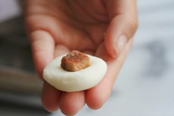 Bánh trôi với nhân đường phên ngọt lịm.