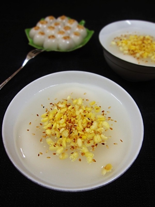 Hai thứ bánh tuy cùng làm bằng bột gạo nếp, nhưng mỗi thứ có hương vị đặc biệt riêng.