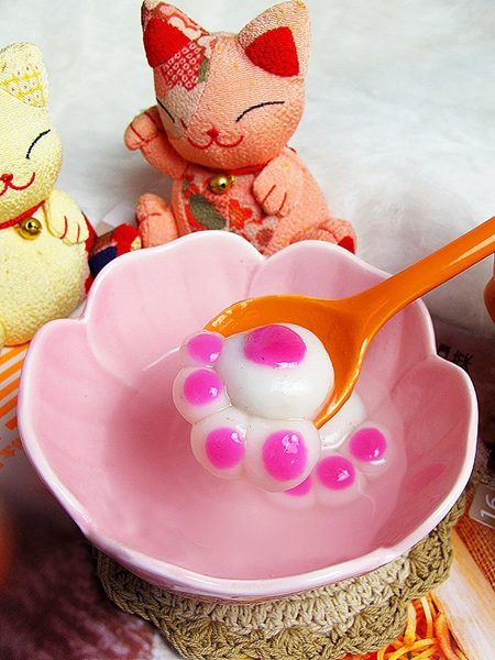 Bánh trôi hình chân mèo ngộ nghĩnh.
