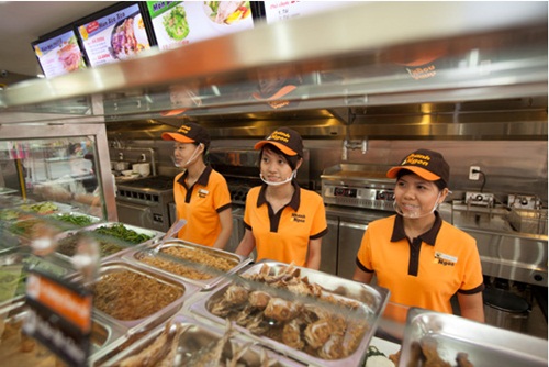 Nhân viên phục vụ đeo khẩu trang chuyên dụng để đảm bảo vệ sinh cho thức ăn.