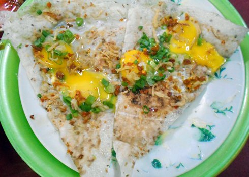 Bánh kẹp là món ăn đường phố được ưa thích ở Đà Nẵng, có nhiều loại như bánh kẹp ốp la, bánh kẹp patê... Ảnh: N.D.