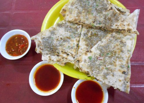 Bánh kẹp patê khi ăn hơi giòn giòn lại có vị beo béo ngon miệng. Ảnh: N.D.