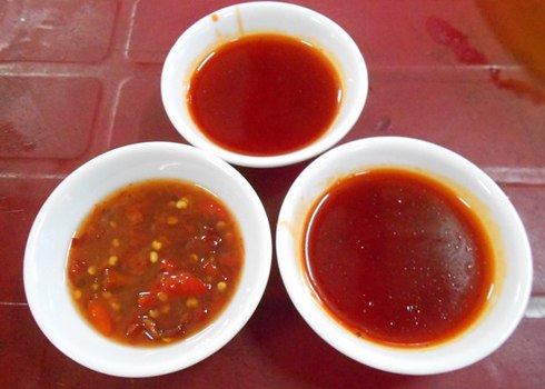 Nước sốt tương bò, tương ớt là những thức chấm ngon miệng cho món bánh bình dân này. Ảnh: N.D.