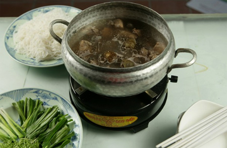 Lẩu sườn sấu ngon lành.