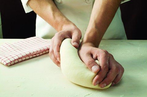 Để tạo được lớp vỏ bánh nhẹ và giòn rụm, ruột có nhiều lỗ khí, các đầu bếp của The Pizza Company phải canh đúng tỷ lệ lượng bột và nước, nhồi bột đều tay.