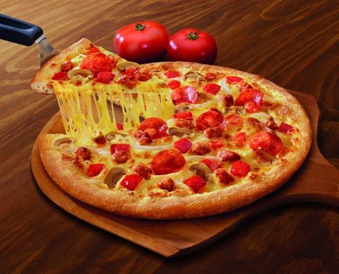 Hỗn hợp phô mai Mozzarella và Cheddar được hòa quyện theo một cách đặc biệt, tạo nên hương vị đặc trưng cho những chiếc pizza.