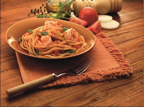 Nhà hàng còn có gần 10 loại pasta với các loại sốt khác nhau như bò bằm, thịt xông khói, kem... salad tự chọn tươi ngon, bánh phô mai cuộn kiểu Italy và các món gà, mực chiên giòn hay nướng BBQ.