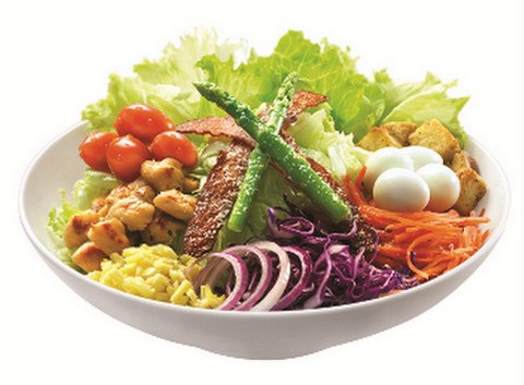 Nhà hàng còn có gần 10 loại pasta với các loại sốt khác nhau như bò bằm, thịt xông khói, kem... salad tự chọn tươi ngon, bánh phô mai cuộn kiểu Italy và các món gà, mực chiên giòn hay nướng BBQ.