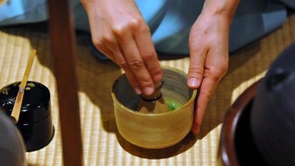 Trà để pha là loại bột trà màu xanh đậm, hương thơm hơi chát được chế biến cẩn thận bằng cách giã nát trong cối đá.