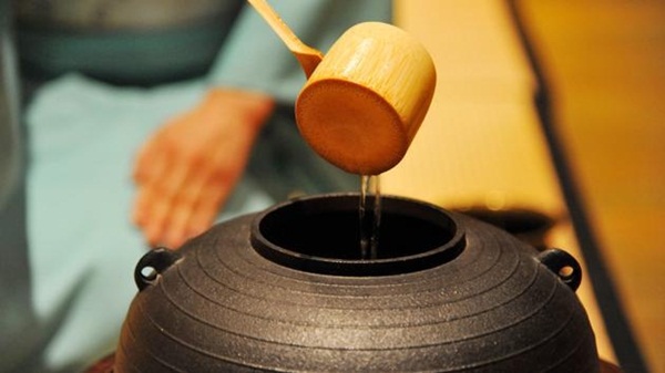 Trà được pha bằng nước sôi 100oC đựng trong ấm bằng sứ.