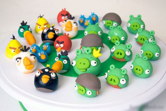 Không phải bằng cao su hay bán ở các hàng lưu niệm đâu nhé, những con Angry birds này được làm từ bột mỳ và kem đấy, ngon mê ly.