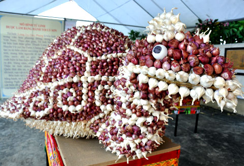Tương tự là con rùa (Quy) dài 2 mét và có mai cao gần 1 mét.