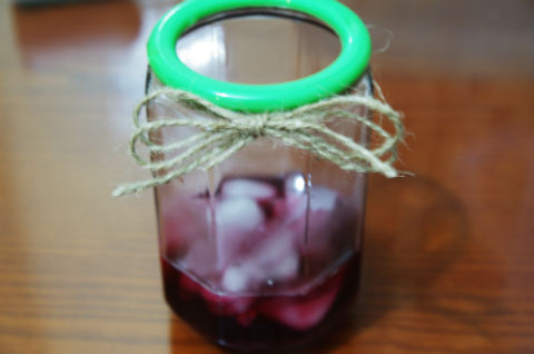 Rót từ từ soda vào cốc.