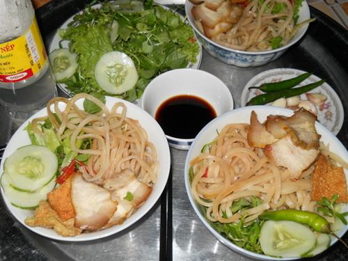 Đặc sản cao lầu Hội An không thể thiếu rau sống Trà Quế - Ảnh: T.Ly