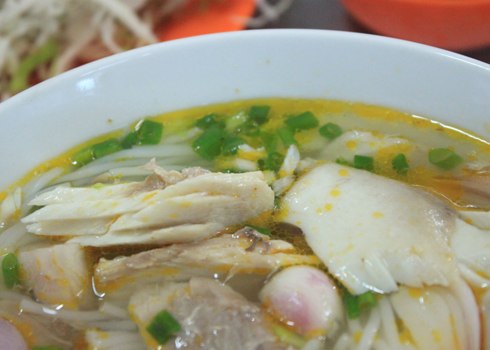Từng thớ thịt cá chín mềm, nước dùng có vị ngọt thanh rất dễ chịu. Ảnh: Khánh Hòa.