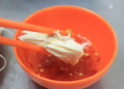 Ăn bún cá thu khi nào cũng có chén nước chấm pha cay để ăn với cá. Ảnh: Khánh Hòa.