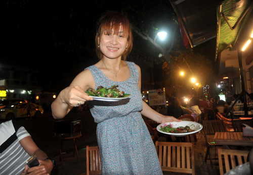 Trong lúc chồng đang tiếp khác thì Thùy Liên bà xã Hiếu Hiền thay chồng bưng bê thức ăn cho thực khách.