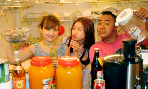 Vợ chồng Hiếu Hiền "truyền bí kíp" pha chế cho Lương Bích Hữu.