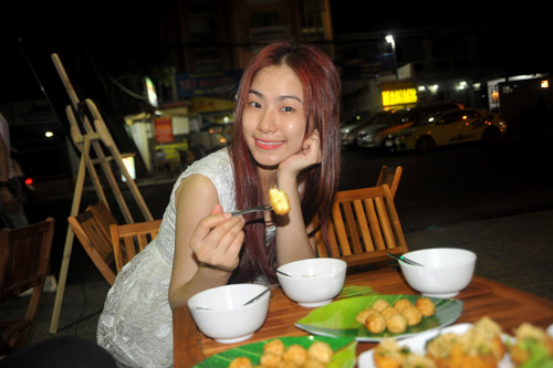 Lương Bích Hữu thưởng thức những món ăn do chính tay ông chủ quán chế biến.